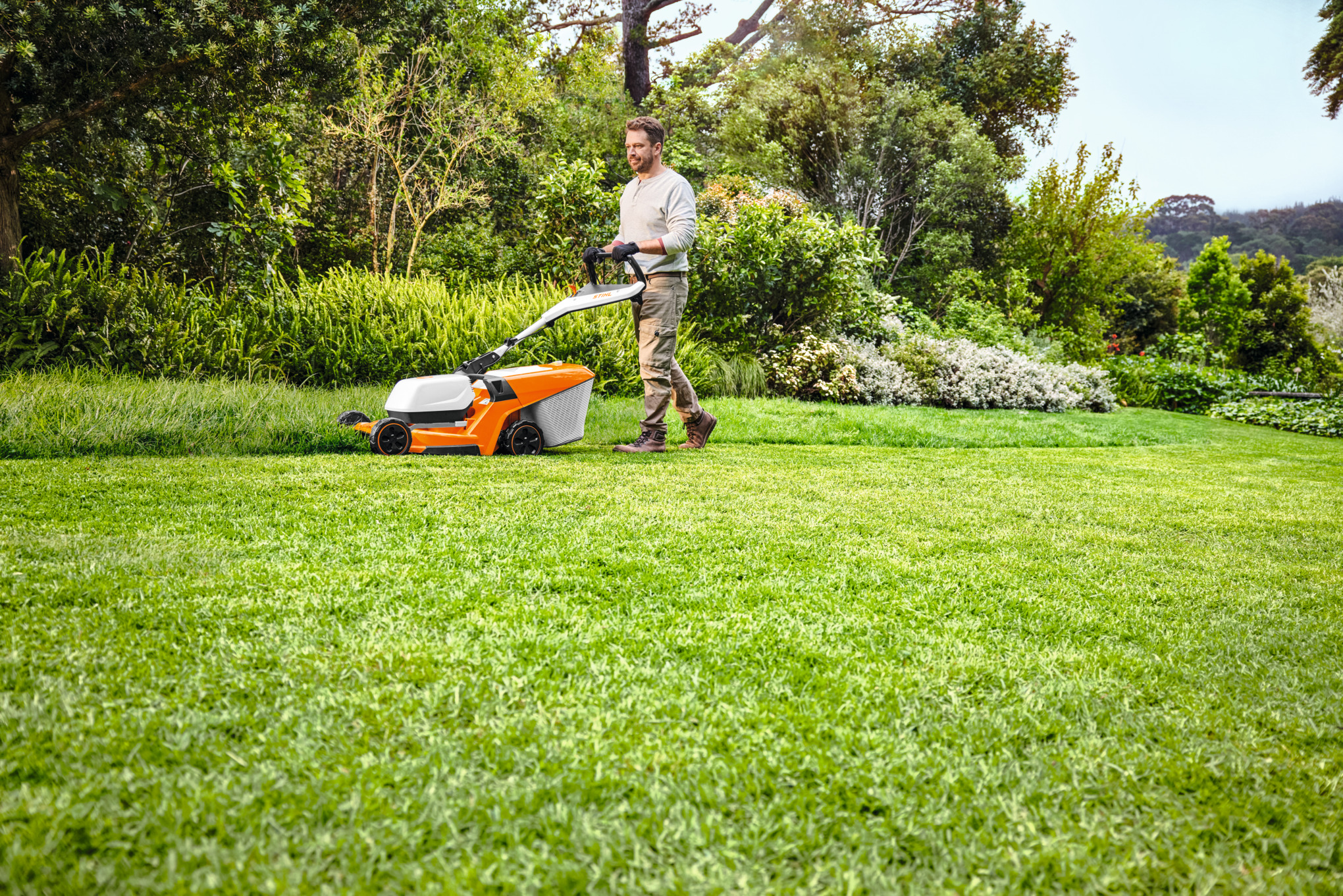Tondeuse STIHL RMA 448 V, utilisée par un particulier pour tondre une pelouse.