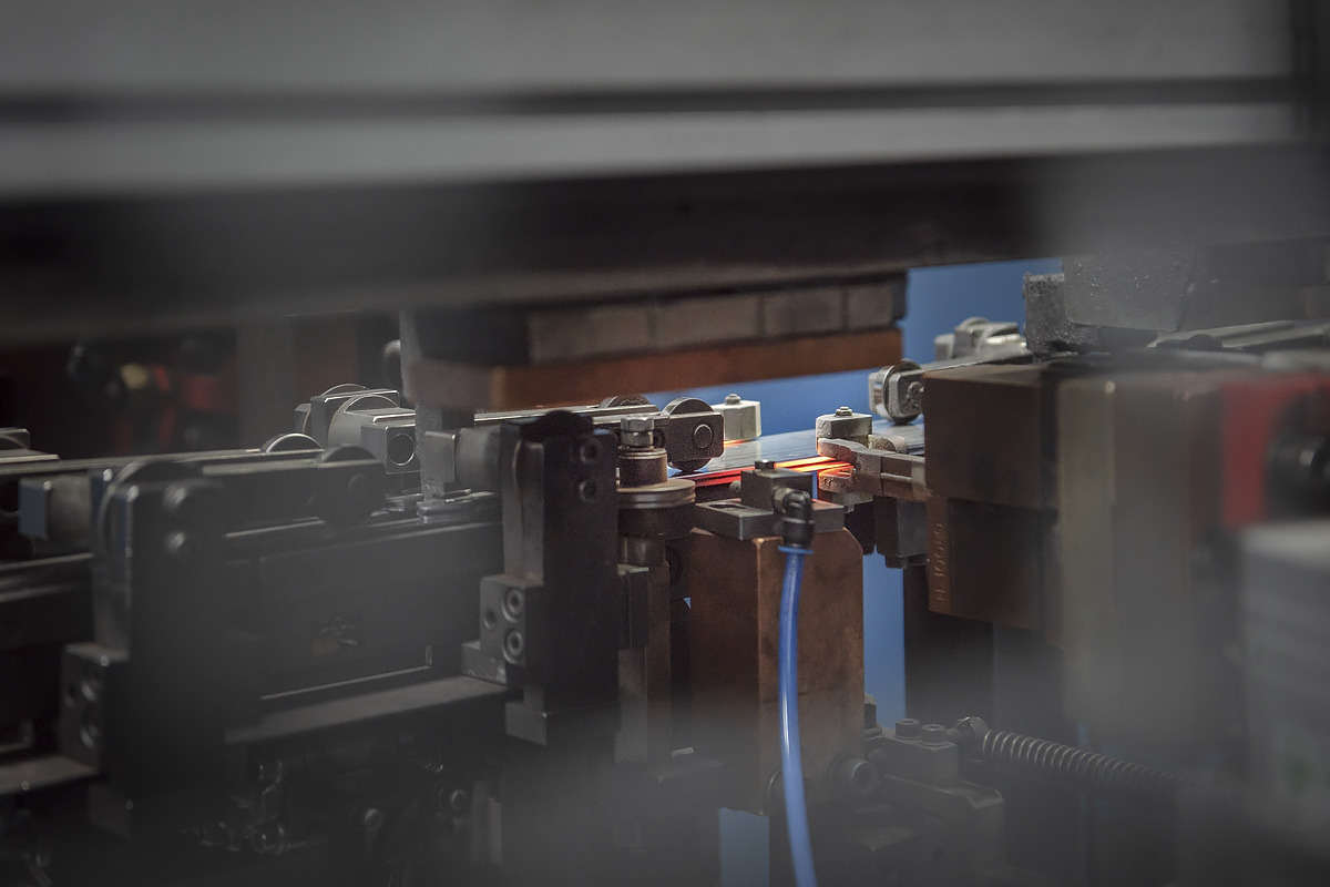 A grinding machine grinds the groove during bar production