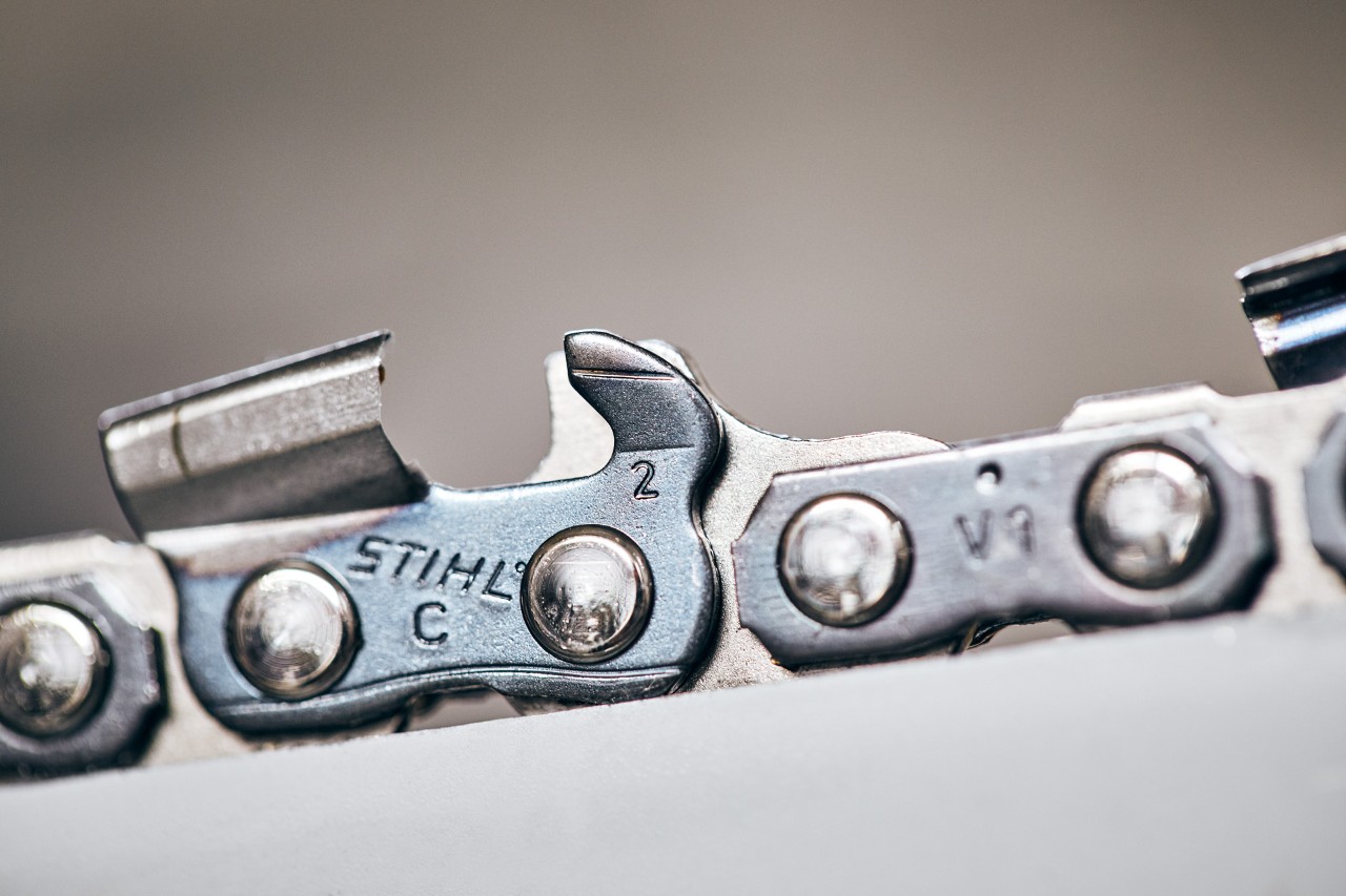 Digit indicating the chain pitch on the depth gauge of a chain