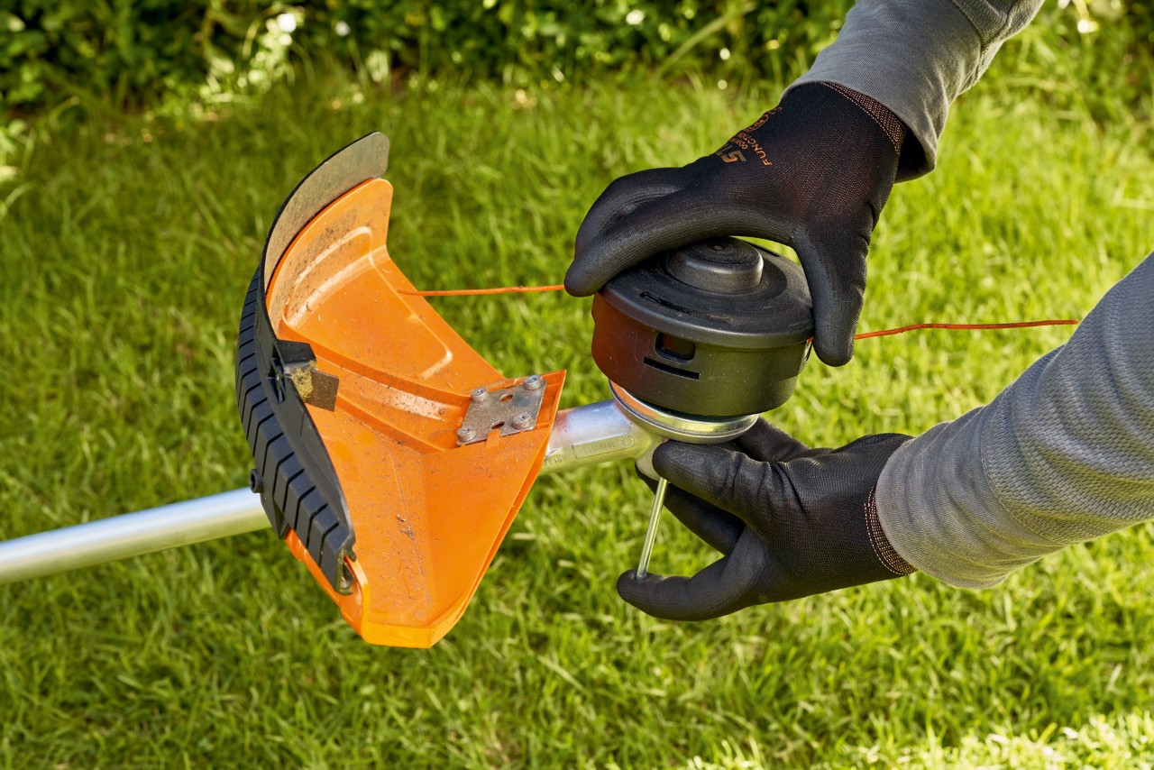 The grass trimmer head is turned clockwise to change the cutting tool