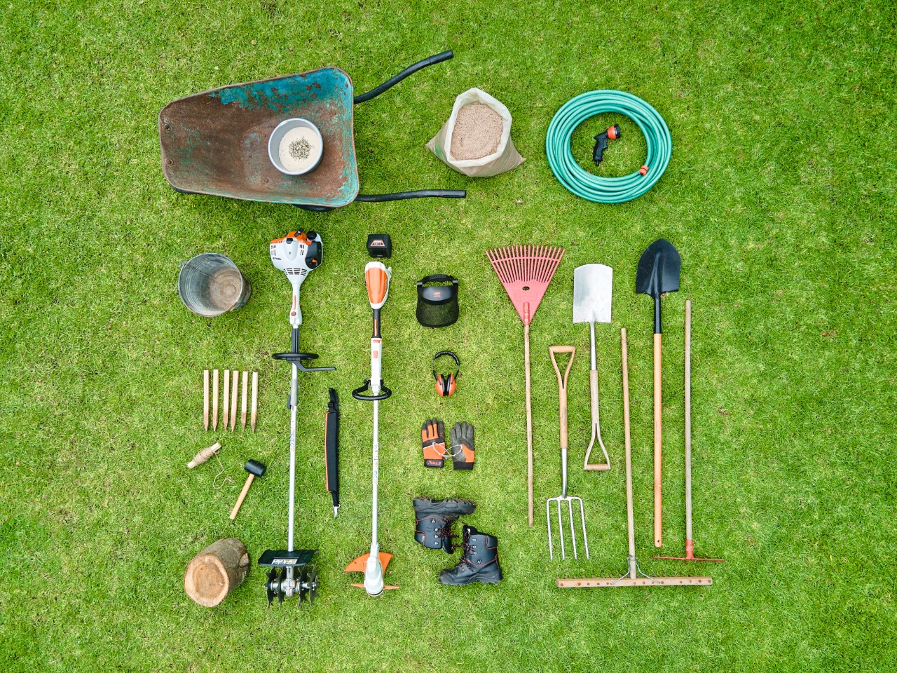 Tools and power tools for creating a wildflower meadow on a lawn, including the STIHL FSA 57 cordless brushcutter
