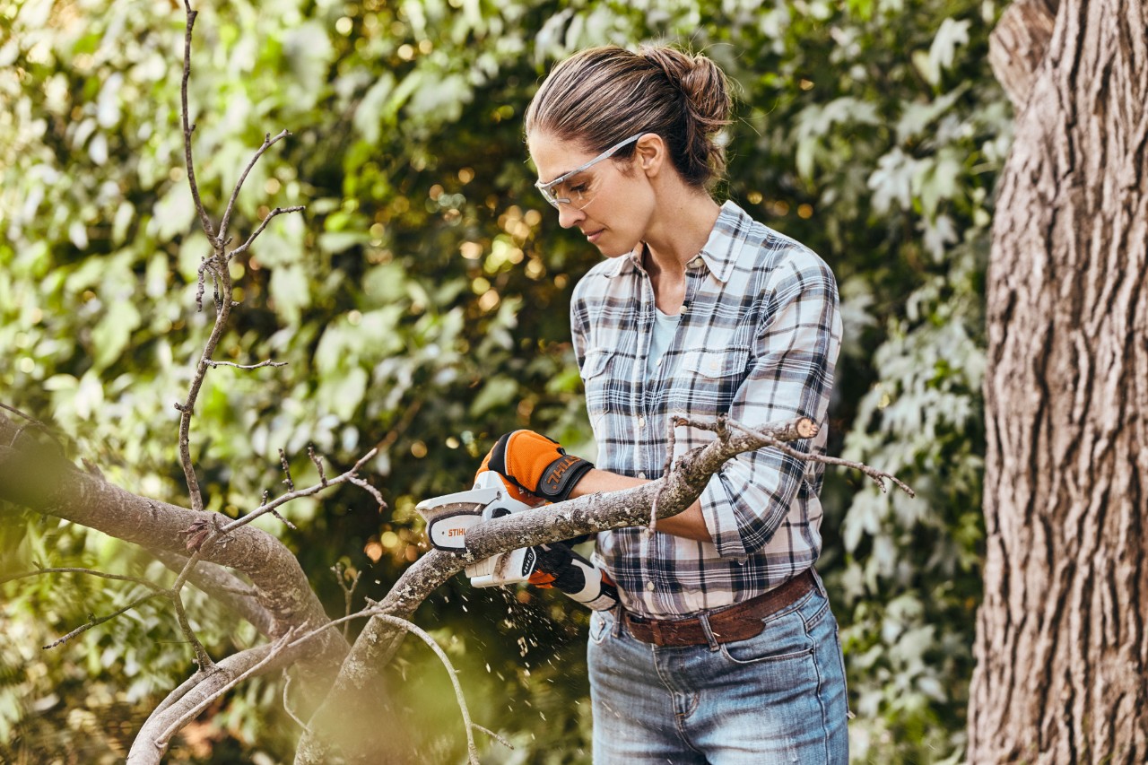 Des collaborateurs STIHL vérifient la qualité d’un souffleur de feuilles STIHL.