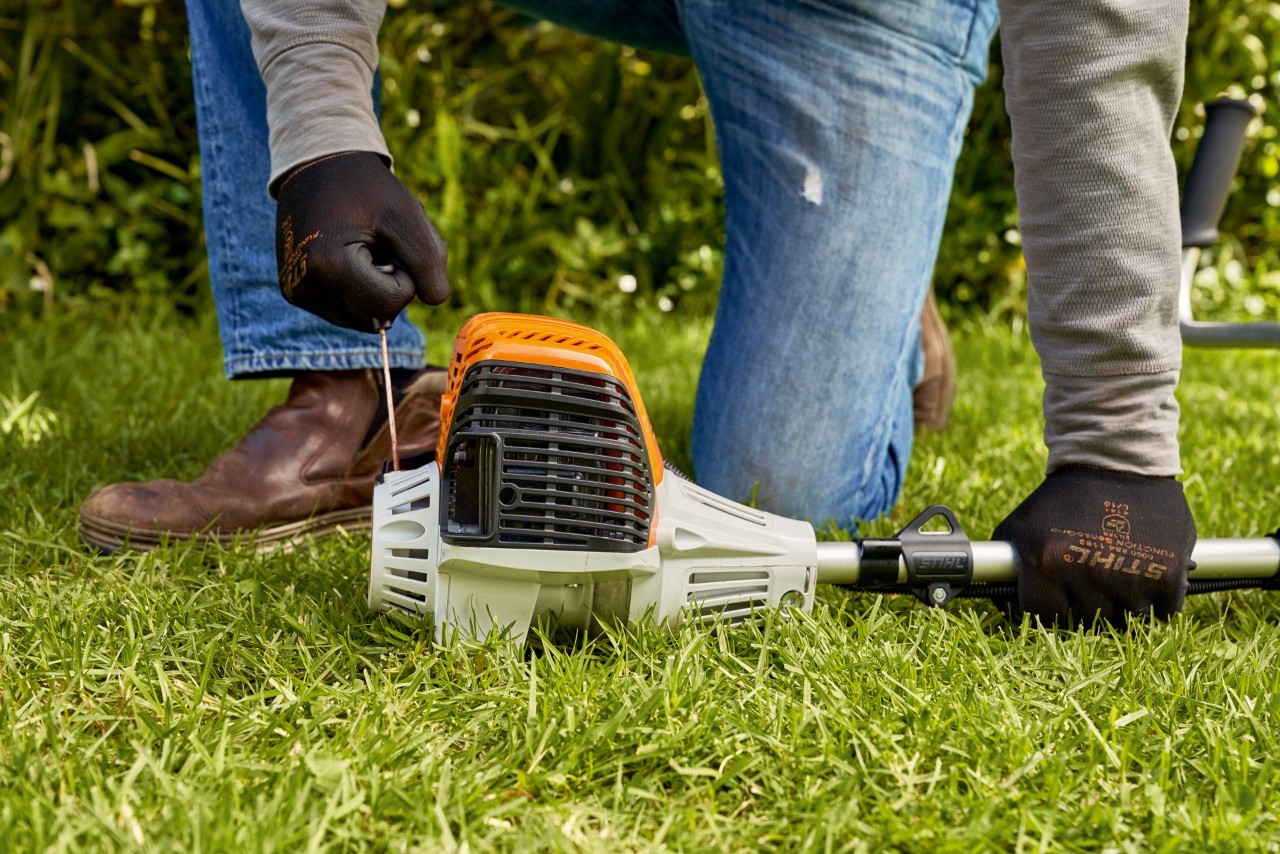 Un homme tirant sur le câble de démarrage de la débroussailleuse à essence STIHL&nbsp;FS&nbsp;91 