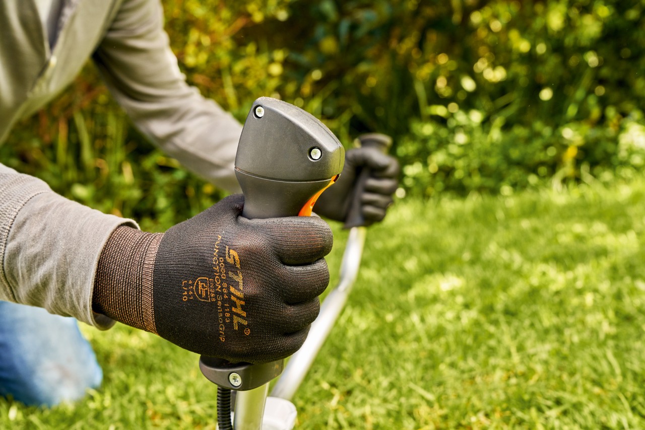 Un homme faisant démarrer brièvement le moteur de la débroussailleuse à essence STIHL&nbsp;FS&nbsp;91