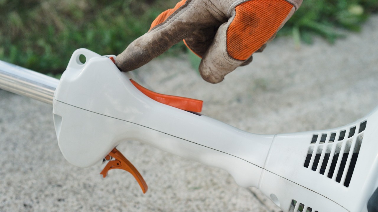 Le commutateur d’arrêt est actionné sur la débroussailleuse à essence STIHL&nbsp;FS&nbsp;38