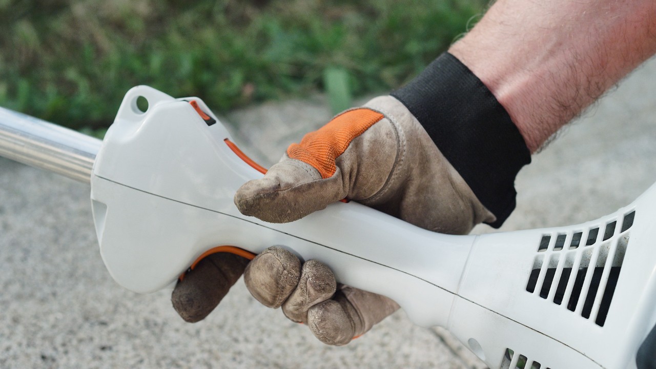 La gâchette d’accélérateur de la débroussailleuse à essence STIHL&nbsp;FS&nbsp;38 s’enclenche