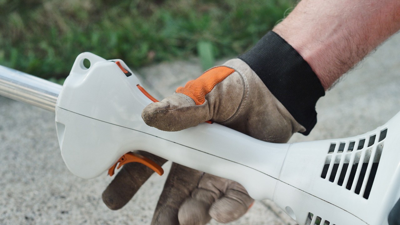 Débroussailleuse à essence STIHL&nbsp;FS&nbsp;38 en position de démarrage