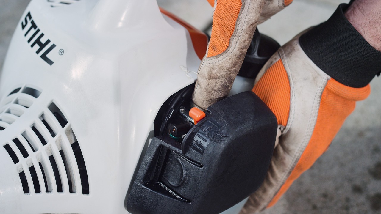 Compression de la pompe à carburant sur la débroussailleuse à essence STIHL&nbsp;FS&nbsp;38