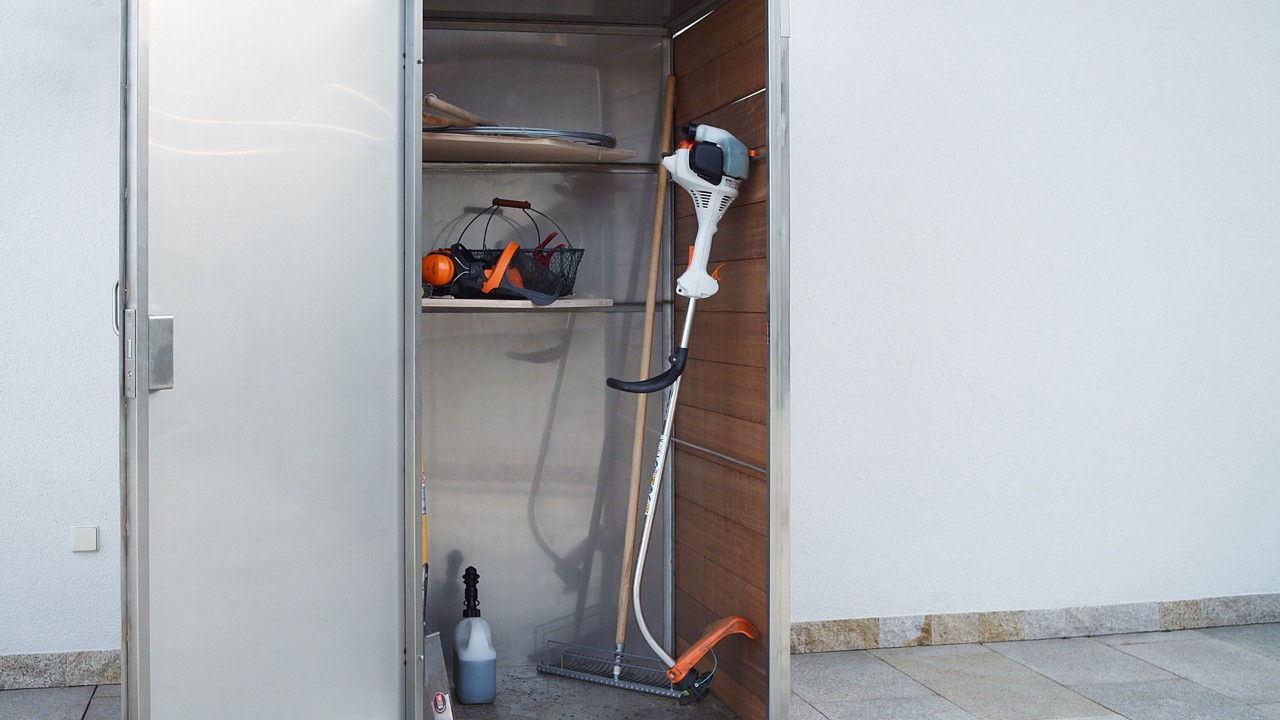 Une débroussailleuse à essence STIHL&nbsp;FS&nbsp;38 éteinte reposant dans une armoire