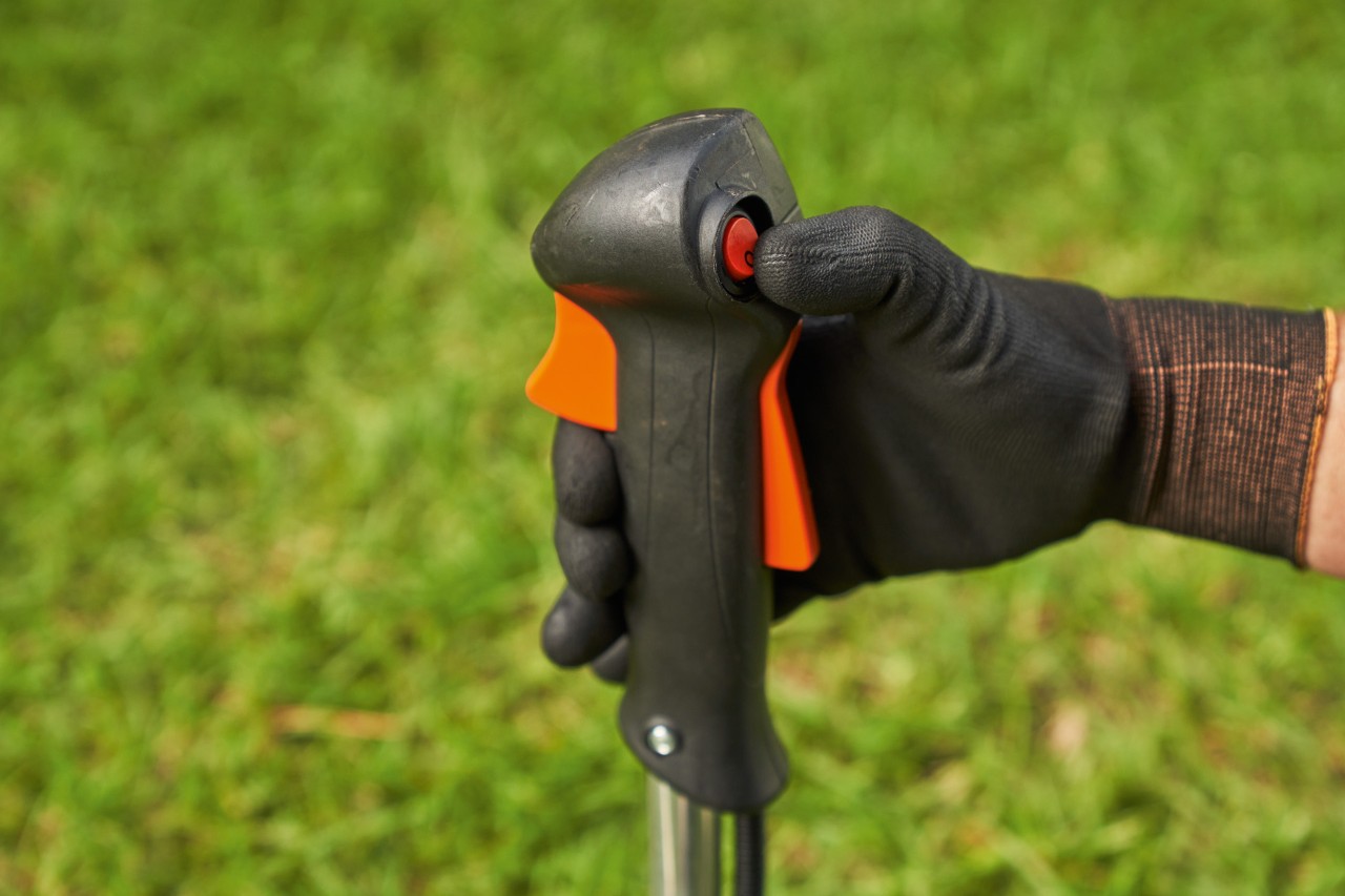 Un homme arrêtant une débroussailleuse à essence STIHL&nbsp;FS&nbsp;56