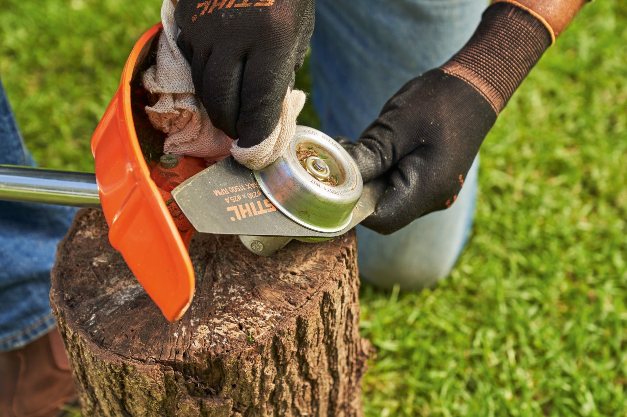 Le couteau à taillis d’une débroussailleuse STIHL doit être nettoyé avec un chiffon humide