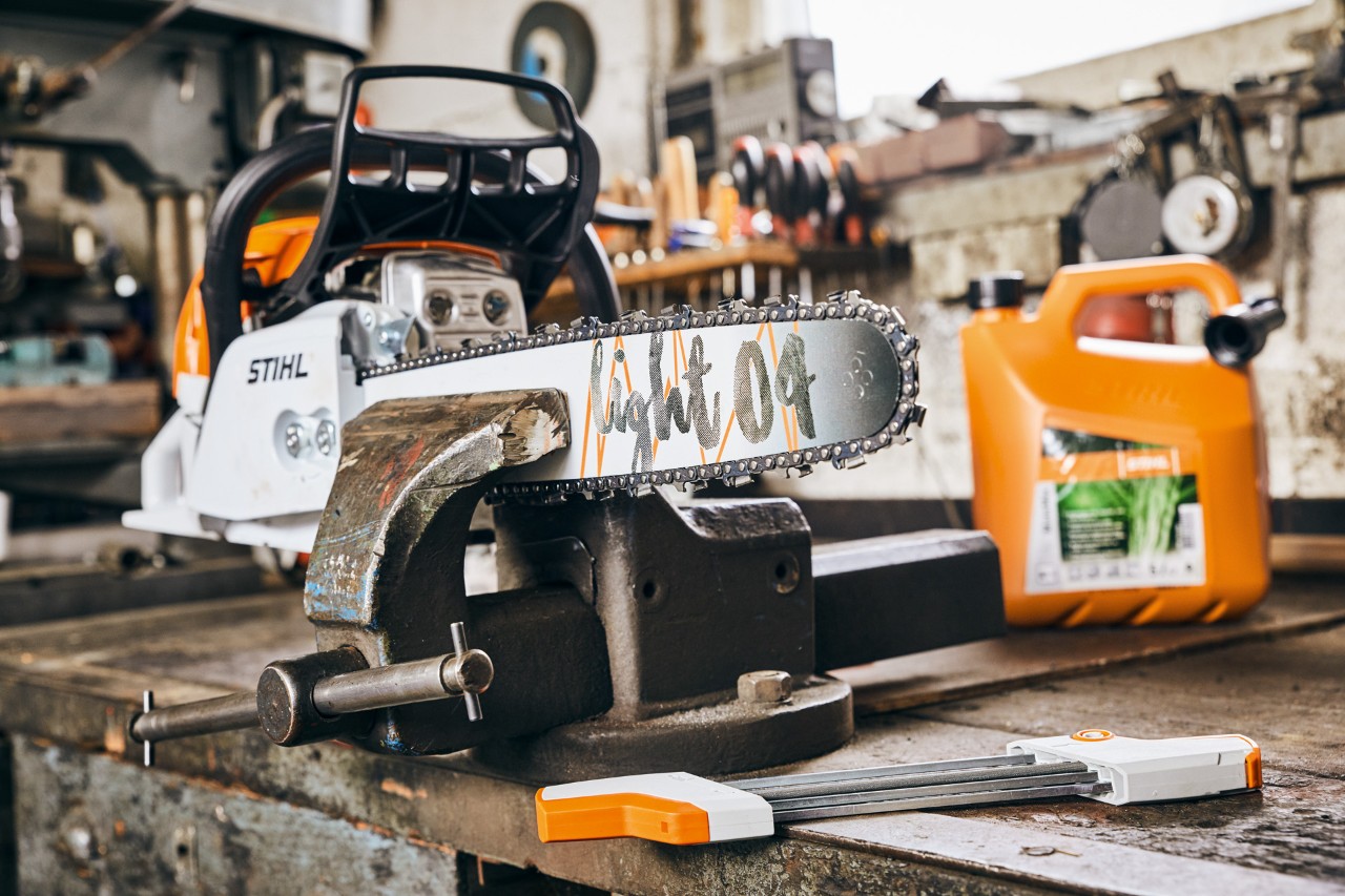 scies à chaîne thermique MS 261 C-M de STIHL avec guide Light&nbsp;04 à côté du mélange de carburant STIHL MotoMix avant l’affûtage