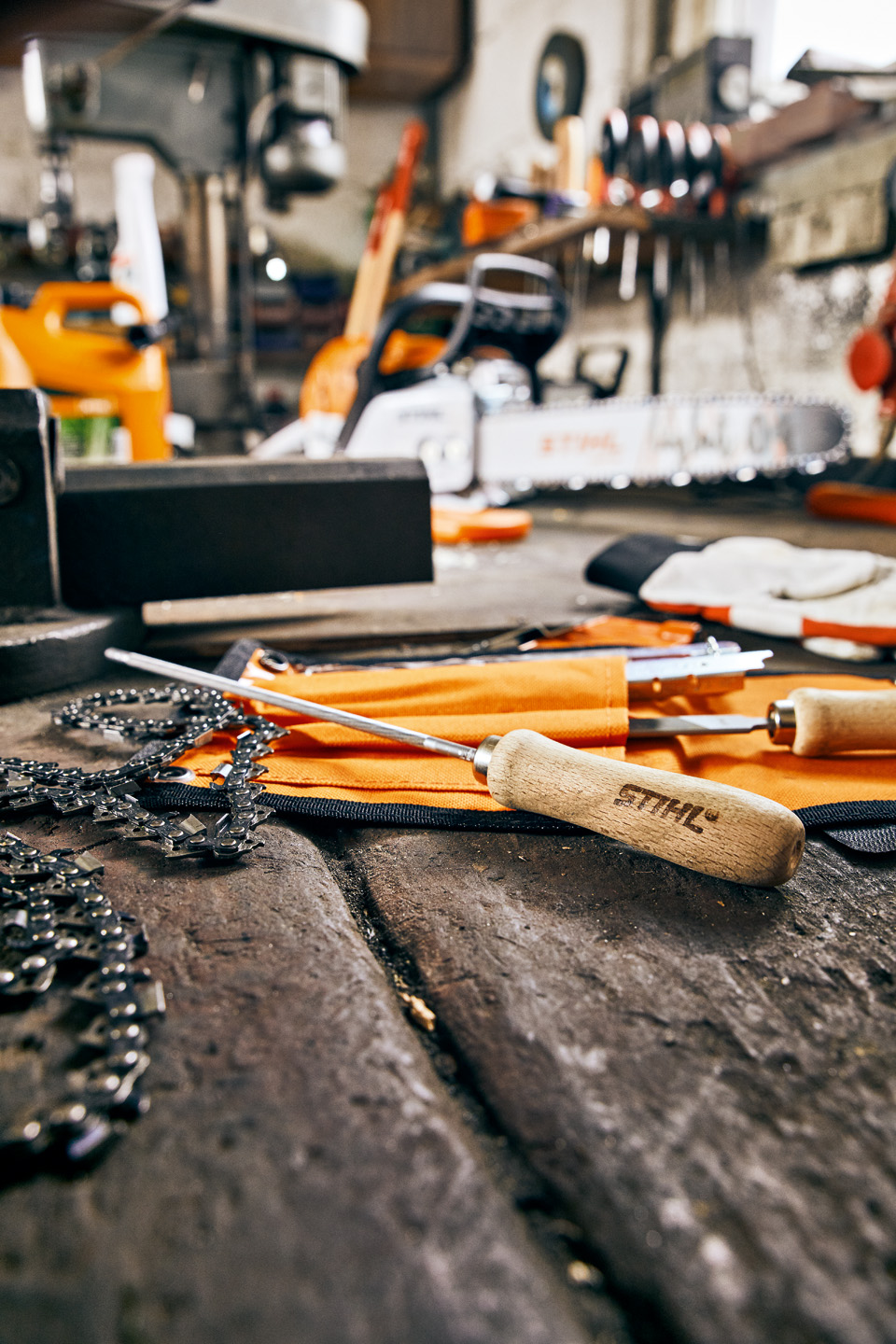 Limes pour tronçonneuses STIHL et chaîne sur établi dans un atelier