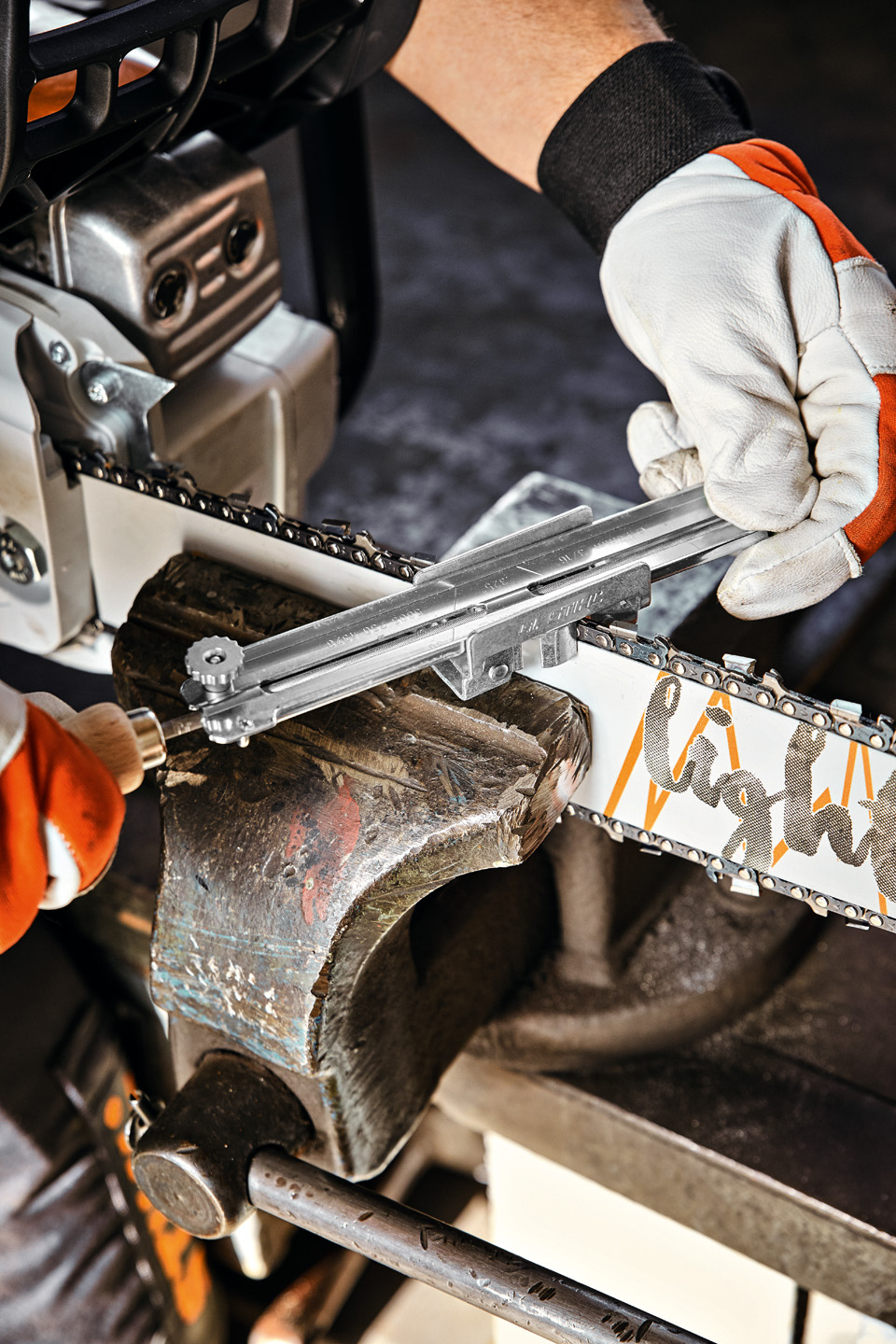 Personne avec guide d’affûtage STIHL sur un guide Light 04 de STIHL