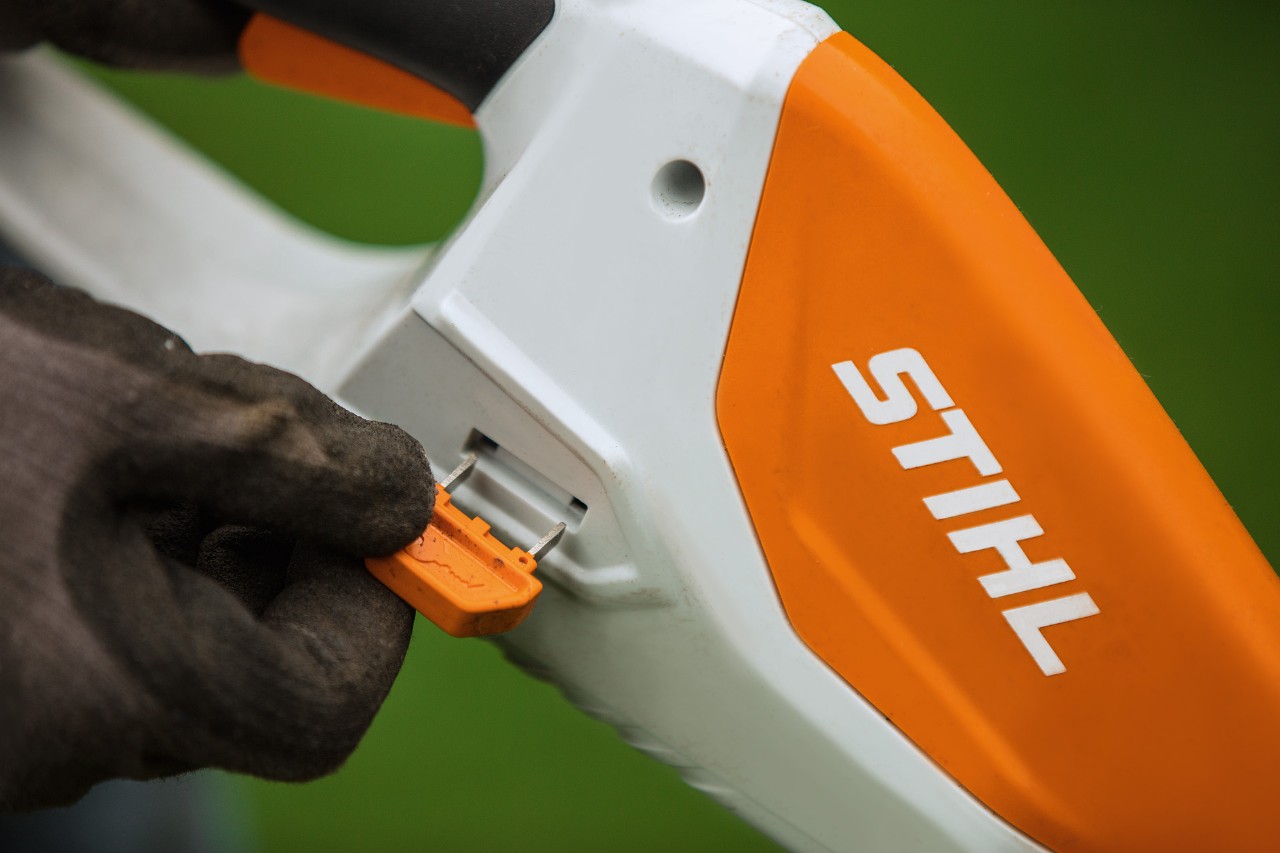 Gros plan sur la clé d’activation d’un coupe-bordure à batterie intégrée STIHL