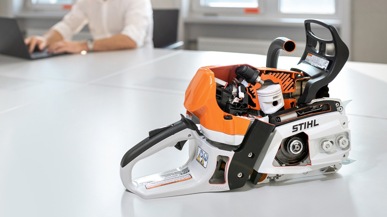 Une tronçonneuse thermique STIHL MS 400 C-M avec guide retiré et piston visible