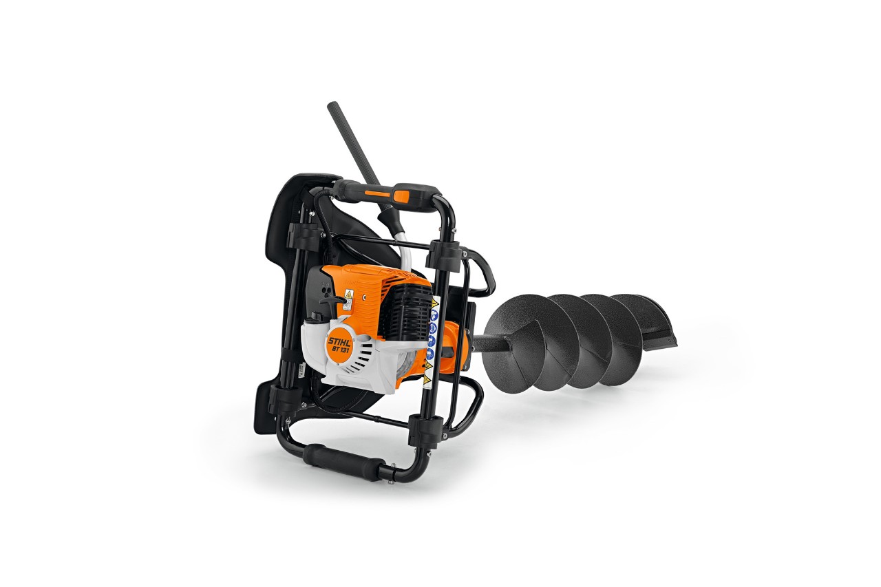Tarière STIHL BT 131 sur fond blanc