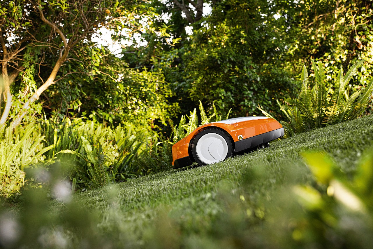 Un robot de tonte STIHL iMOW® RMI 632 sur une pelouse en pente