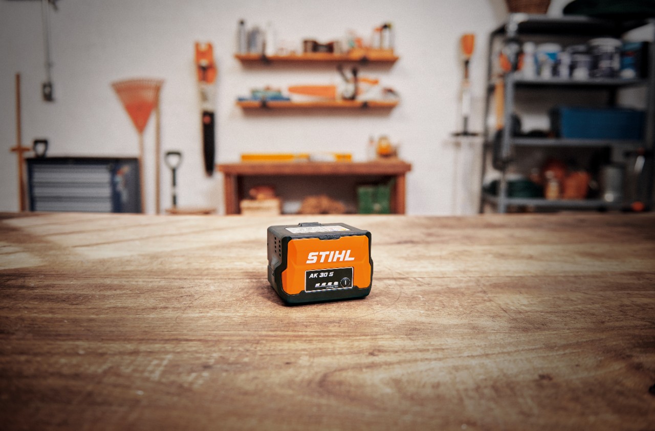 Atelier avec une batterie STIHL AK 30 S sur une table en bois 